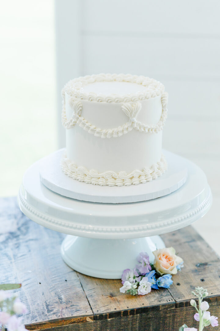 wedding cake at the barn at aspen acres
