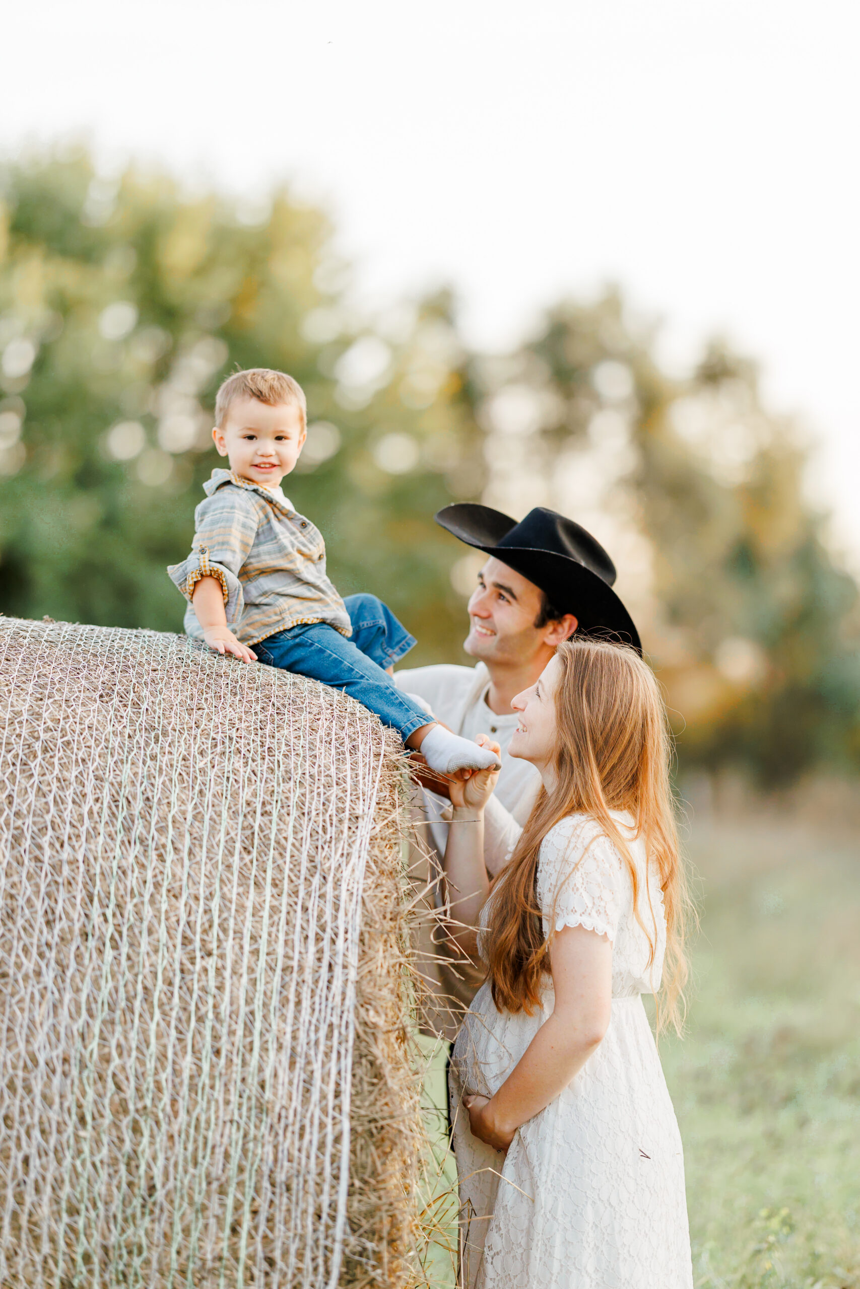hay bale country maternity session near clear lake, sd