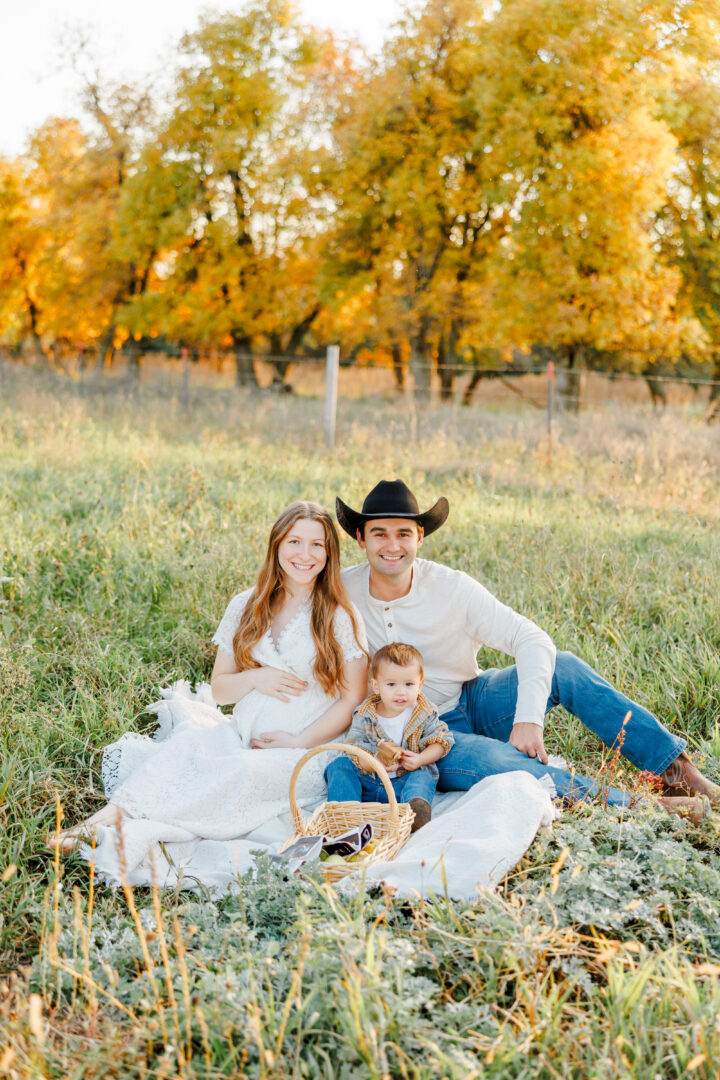 hay bale country maternity session near clear lake, sd